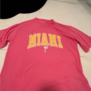pink tee shirt